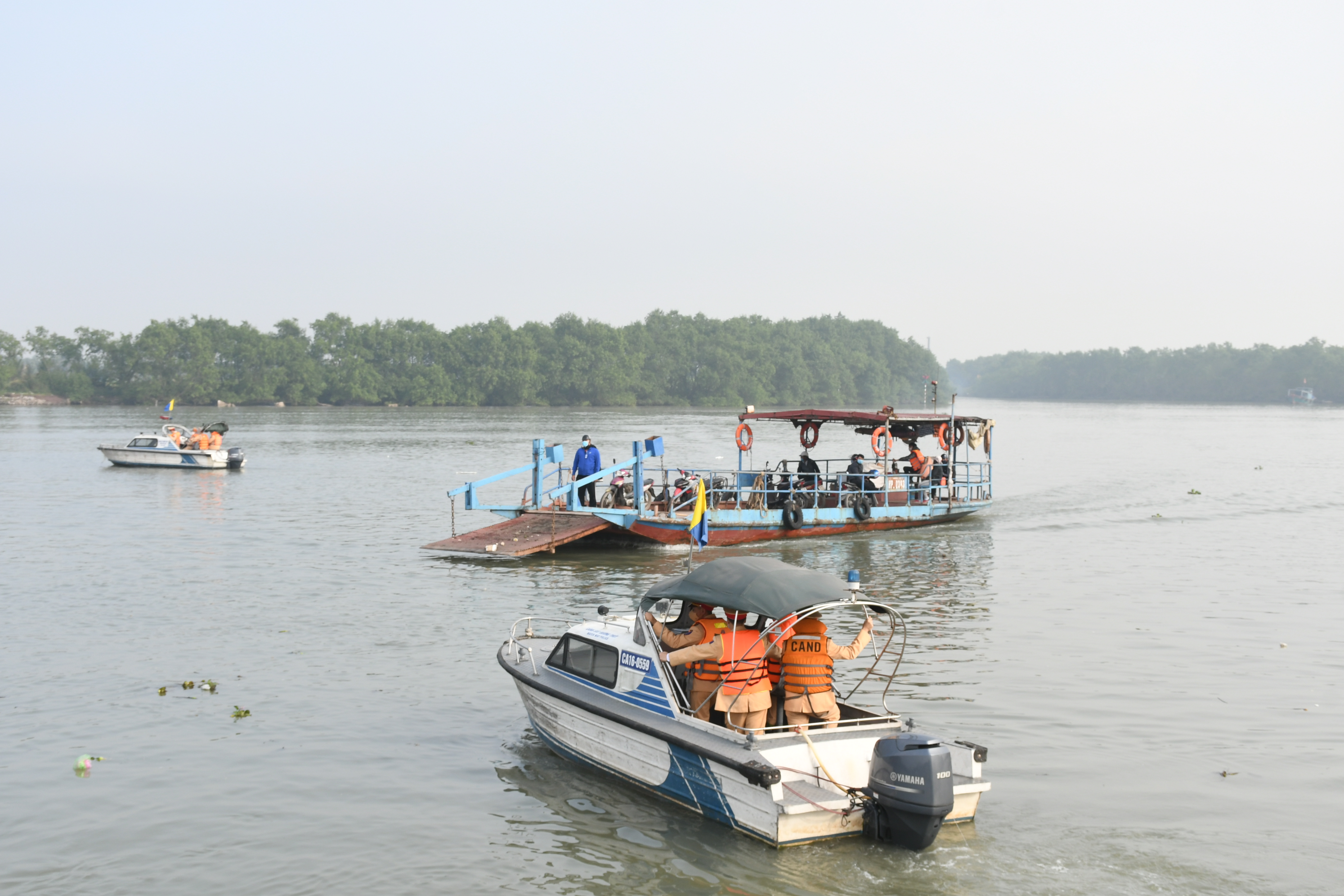 Phòng Cảnh sát đường thủy: Giữ gìn trật tự an toàn giao thông bến phà Máy Chai - An Lư